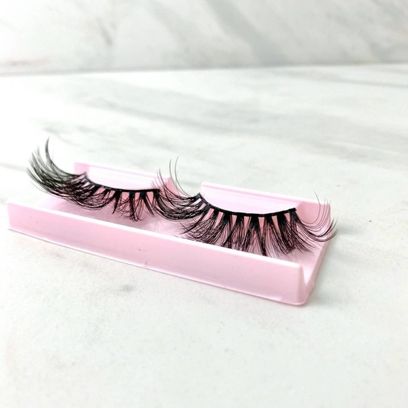 Darlin' Please Glamorous Instagram Worthy Lashes - Picture 6 of 8